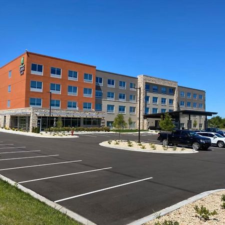 Holiday Inn Express & Suites - Madison West - Middleton By Ihg Exterior photo