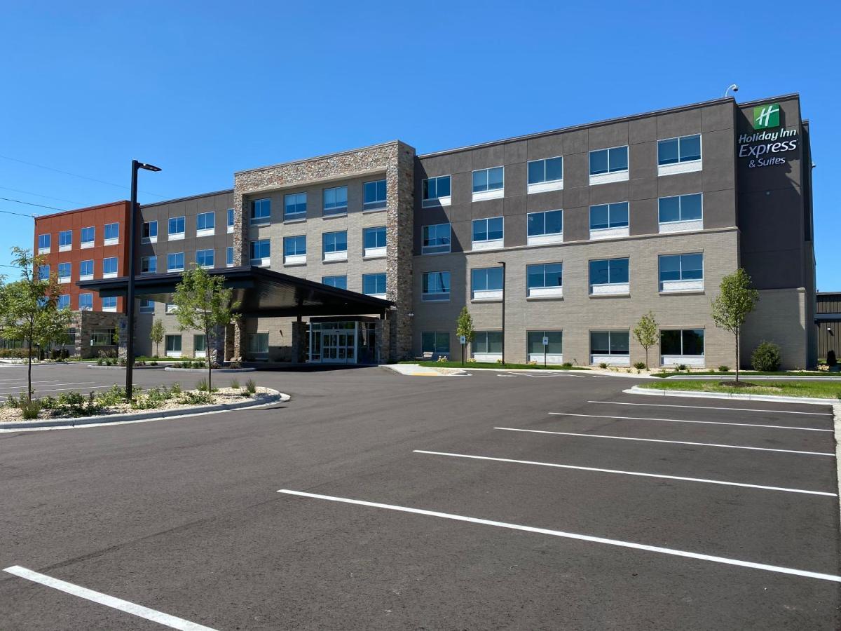 Holiday Inn Express & Suites - Madison West - Middleton By Ihg Exterior photo