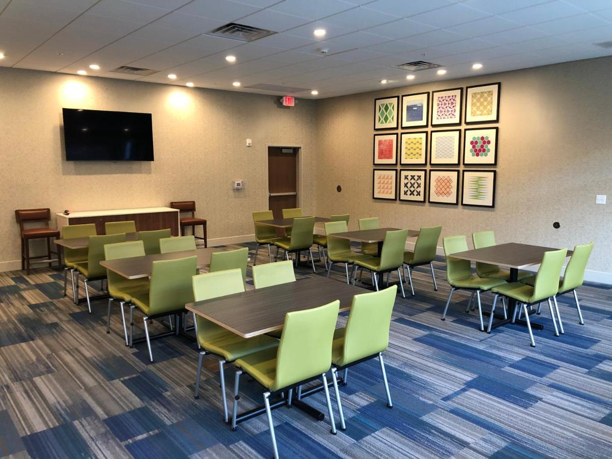 Holiday Inn Express & Suites - Madison West - Middleton By Ihg Exterior photo